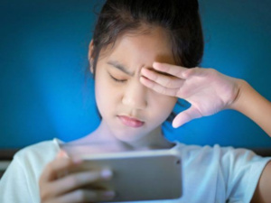تحذير: تأثير الاستخدام المطول للأجهزة الإلكترونية على صحة الأطفال
