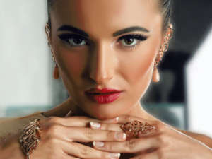 اختيار مجوهرات العيد: تحفة تعبر عن أناقة المرأة في المناسبات الخاصة اختيار مجوهرات العيد: تحفة تعبر عن أناقة المرأة في المناسبات الخاصة