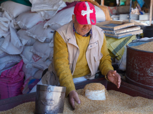 تدفق الطلب على زكاة الفطر في سوق الحبوب بالدار البيضاء