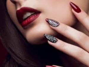 طلاء الأظافر: لمسة فنية تحاكي أناقة المرأة العصرية طلاء الأظافر: لمسة فنية تحاكي أناقة المرأة العصرية