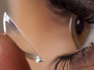 فوائد وأضرار العدسات اللاصقة: دليل شامل للاختيار الصحيح فوائد وأضرار العدسات اللاصقة: دليل شامل للاختيار الصحيح