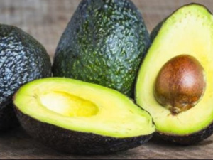 استكشاف فوائد الأفوكادو: ثمرة صحية تنمو على فصل الصحة استكشاف فوائد الأفوكادو: ثمرة صحية تنمو على فصل الصحة