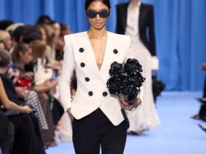 العودة القوية لمزيج الأسود والأبيض في عالم الموضة لموسم ربيع وصيف 2024 العودة القوية لمزيج الأسود والأبيض في عالم الموضة لموسم ربيع وصيف 2024