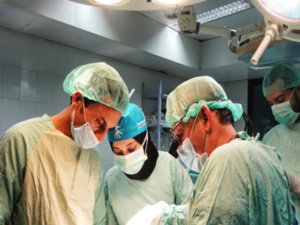 إجراء أولى العمليات الجراحية بالروبوت بالدار البيضاء.. تقدم طبي تاريخي بالمغرب وإفريقيا إجراء أولى العمليات الجراحية بالروبوت بالدار البيضاء.. تقدم طبي تاريخي بالمغرب وإفريقيا