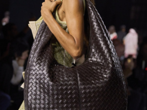 موضة الحقائب الكبيرة: جاذبية وأناقة خلال السفر موضة الحقائب الكبيرة: جاذبية وأناقة خلال السفر