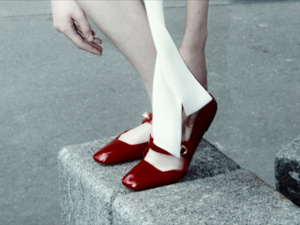 استكشاف أسلوب مميز: حذاء Valentino Garavani VLogo Locker Mary Janes استكشاف أسلوب مميز: حذاء Valentino Garavani VLogo Locker Mary Janes