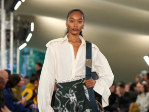 أهمية القميص في عالم الموضة: قطعة أساسية في خزانة كل امرأة أهمية القميص في عالم الموضة: قطعة أساسية في خزانة كل امرأة