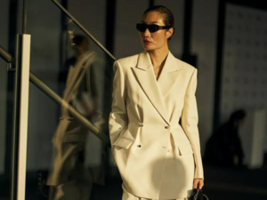 البليزر البيج بتنسيق عصري للمحجبات موضة ربيع وصيف 2024 البليزر البيج بتنسيق عصري للمحجبات موضة ربيع وصيف 2024