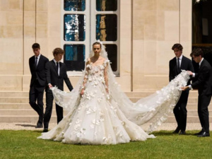 تألق الأبيض في أسبوع الهوت كوتور لخريف وشتاء 2024-2025 في باريس تألق الأبيض في أسبوع الهوت كوتور لخريف وشتاء 2024-2025 في باريس