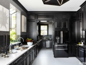 هل لديك شجاعة لاختيار اللون الأسود في مطبخك سيدتي ؟ اليك بعض النماذج التي تسرك هل لديك شجاعة لاختيار اللون الأسود في مطبخك سيدتي ؟ اليك بعض النماذج التي تسرك