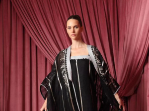 صيحات عبايات القصيرات لصيف 2024: أساليب تزيد القامة وتبرز الأناقة صيحات عبايات القصيرات لصيف 2024: أساليب تزيد القامة وتبرز الأناقة