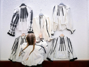 ظهور بلوزة مستوحاة من الزي الروماني التقليدي في تشكيلة صيف "لوي فيتون" ظهور بلوزة مستوحاة من الزي الروماني التقليدي في تشكيلة صيف "لوي فيتون"