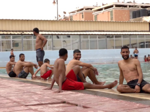 المسابح: ملاذ سكان مدينة العيون في ظل ارتفاع درجات الحرارة المسابح: ملاذ سكان مدينة العيون في ظل ارتفاع درجات الحرارة