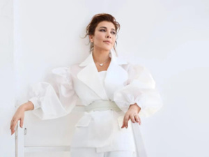 تألقي بالفساتين المزدانة بالكشاكش لتحديد الخصر وإبرازه تألقي بالفساتين المزدانة بالكشاكش لتحديد الخصر وإبرازه