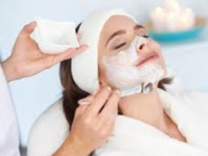 كيف تحمين بشرتك الجافة من جفاف الصيف كيف تحمين بشرتك الجافة من جفاف الصيف