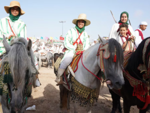 «سَرْبات» نسائية تتألق في فن التبوريدة بموسم مولاي عبد الله بالجديدة «سَرْبات» نسائية تتألق في فن التبوريدة بموسم مولاي عبد الله بالجديدة