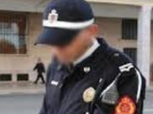 شرطي يحرر مخالفة لابنه في الصويرة: درس في النزاهة شرطي يحرر مخالفة لابنه في الصويرة: درس في النزاهة