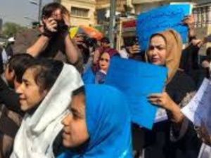 أفغانستان: نساء يشاركن في احتجاج بصوت عالٍ ضد الحظر أفغانستان: نساء يشاركن في احتجاج بصوت عالٍ ضد الحظر