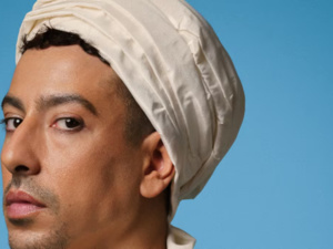 فيصل عزيزي يواصل تحدي الجدل بإطلاق كليب جديد لأغنيته «قيلوني» فيصل عزيزي يواصل تحدي الجدل بإطلاق كليب جديد لأغنيته «قيلوني»