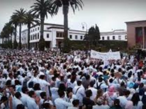 طلاب كليات الطب والصيدلة وطب الأسنان يرفضون بشدة المقترح الحكومي الذي يهدف إلى إنهاء الأزمة طلاب كليات الطب والصيدلة وطب الأسنان يرفضون بشدة المقترح الحكومي الذي يهدف إلى إنهاء الأزمة