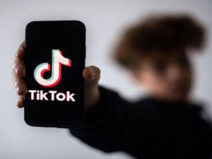 شلل التحليل : كيف يربك تيك توك عقول الشباب؟ شلل التحليل : كيف يربك تيك توك عقول الشباب؟