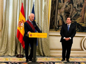 إسبانيا تكرم أندري أزولاي بوسام الصليب الأكبر لألفونسو العاشر الحكيم إسبانيا تكرم أندري أزولاي بوسام الصليب الأكبر لألفونسو العاشر الحكيم