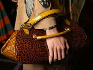 حقائب نسائية تخفي عيوب الجسم: أبرز صيحات أسبوع ميلانو لربيع وصيف 2025 حقائب نسائية تخفي عيوب الجسم: أبرز صيحات أسبوع ميلانو لربيع وصيف 2025