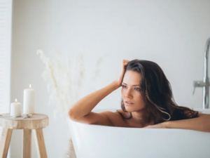 فوائد الجلوس في الماء الدافئ مع الملح: علاج طبيعي لتخفيف التوتر والإجهاد فوائد الجلوس في الماء الدافئ مع الملح: علاج طبيعي لتخفيف التوتر والإجهاد