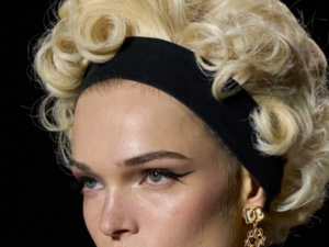 تسريحات شعر عصرية ومتنوعة من عروض الموضة في ميلانو: إطلالات مبهرة لربيع 2025 تسريحات شعر عصرية ومتنوعة من عروض الموضة في ميلانو: إطلالات مبهرة لربيع 2025