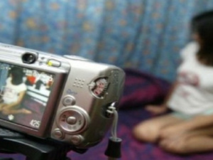 وحوش وراء الشاشات : تفكيك شبكة دعارة تستهدف القُصَّر في الرباط وحوش وراء الشاشات : تفكيك شبكة دعارة تستهدف القُصَّر في الرباط