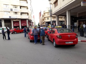 سائقي الأجرة الصغيرة: بين ضغط التطبيقات الرقمية وارتفاع أسعار الوقود سائقي الأجرة الصغيرة: بين ضغط التطبيقات الرقمية وارتفاع أسعار الوقود