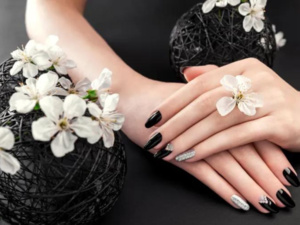 موضة المناكير الأسود تجتاح تيك توك: مفتاح تعزيز الثقة الفوريّة موضة المناكير الأسود تجتاح تيك توك: مفتاح تعزيز الثقة الفوريّة