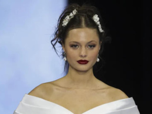 أجمل تسريحات عرايس للشعر الطويل مزينة بالإكسسوارات: موضة خريف 2024 أجمل تسريحات عرايس للشعر الطويل مزينة بالإكسسوارات: موضة خريف 2024