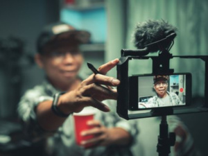 مفاجأة سيئة لصناع المحتوى : غوغل ستدفع أرباح يوتيوب بالدرهم بدلاً من الدولار مفاجأة سيئة لصناع المحتوى : غوغل ستدفع أرباح يوتيوب بالدرهم بدلاً من الدولار