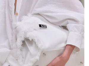 حقائب بيضاء جلدية: أناقة خالدة في أسبوع نيويورك للموضة ربيع وصيف 2025 حقائب بيضاء جلدية: أناقة خالدة في أسبوع نيويورك للموضة ربيع وصيف 2025