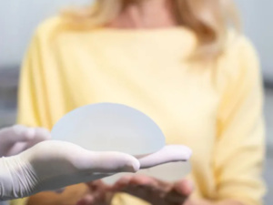 هل هناك علاقة بين العمليات التجميلية والإصابة بسرطان الثدي؟ هل هناك علاقة بين العمليات التجميلية والإصابة بسرطان الثدي؟