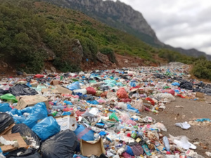 منتزه أقشور تحت وطأة الأزبال منتزه أقشور تحت وطأة الأزبال