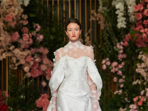 فساتين زفاف بأكمام طويلة لعروس شتاء 2025: إطلالة مثالية تخفي العيوب فساتين زفاف بأكمام طويلة لعروس شتاء 2025: إطلالة مثالية تخفي العيوب