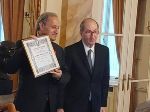 توشيح الكاتب المغربي فوزي الصقلي بميدالية النهضة الفرنسية توشيح الكاتب المغربي فوزي الصقلي بميدالية النهضة الفرنسية