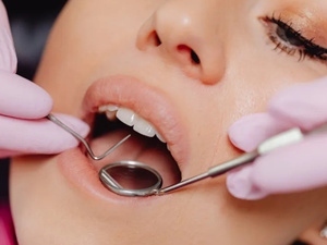 عناصر غذائية لتقوية اللثة وحماية صحة الفم عناصر غذائية لتقوية اللثة وحماية صحة الفم