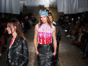 5 طرق عصرية لتنسيق التنانير السوداء الطويلة لخريف 2024 5 طرق عصرية لتنسيق التنانير السوداء الطويلة لخريف 2024