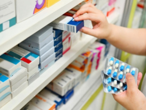 الحكومة تصادق على مشروعي مرسومين يتعلقان بمدونة الأدوية والصيدلة الحكومة تصادق على مشروعي مرسومين يتعلقان بمدونة الأدوية والصيدلة