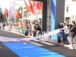 حمزة السهلي يتوج بلقب النسخة الـ 15 من ماراثون الدار البيضاء حمزة السهلي يتوج بلقب النسخة الـ 15 من ماراثون الدار البيضاء