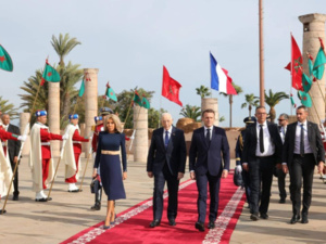 الرئيس الفرنسي وحرمه يزوران ضريح محمد الخامس الرئيس الفرنسي وحرمه يزوران ضريح محمد الخامس