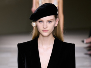 إطلالاتك لا تكتمل هذا الخريف إلا بقبعات البيريه العصرية إطلالاتك لا تكتمل هذا الخريف إلا بقبعات البيريه العصرية