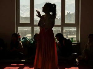 باريس: معرض فوتوغرافي يسرد معاناة النساء الأفغانيات باريس: معرض فوتوغرافي يسرد معاناة النساء الأفغانيات