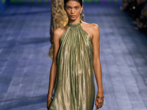 الساتان على الفساتين.. صيحة تعكس الرقي والفخامة وفقاً لشكل الجسم الساتان على الفساتين.. صيحة تعكس الرقي والفخامة وفقاً لشكل الجسم