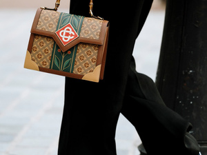 أبرز تصاميم الحقائب الرائجة لموسم شتاء 2025 أبرز تصاميم الحقائب الرائجة لموسم شتاء 2025