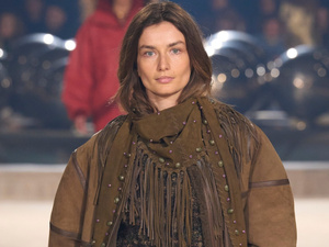 الوشاح الشتوي: اللمسة الأنيقة والدافئة لإطلالة مميزة في فصل الشتاء الوشاح الشتوي: اللمسة الأنيقة والدافئة لإطلالة مميزة في فصل الشتاء