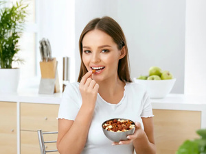 أهمية المكسرات للصحة النفسية: عناصر غذائية لا غنى عنها لتحسين المزاج وتقليل التوتر أهمية المكسرات للصحة النفسية: عناصر غذائية لا غنى عنها لتحسين المزاج وتقليل التوتر